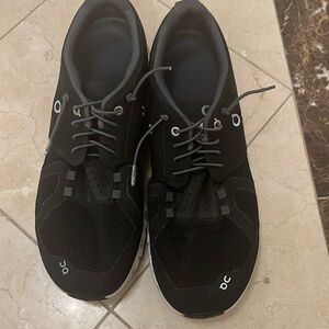 Men’s On cloud sneaker worn 2 times. Size 11. In great condition